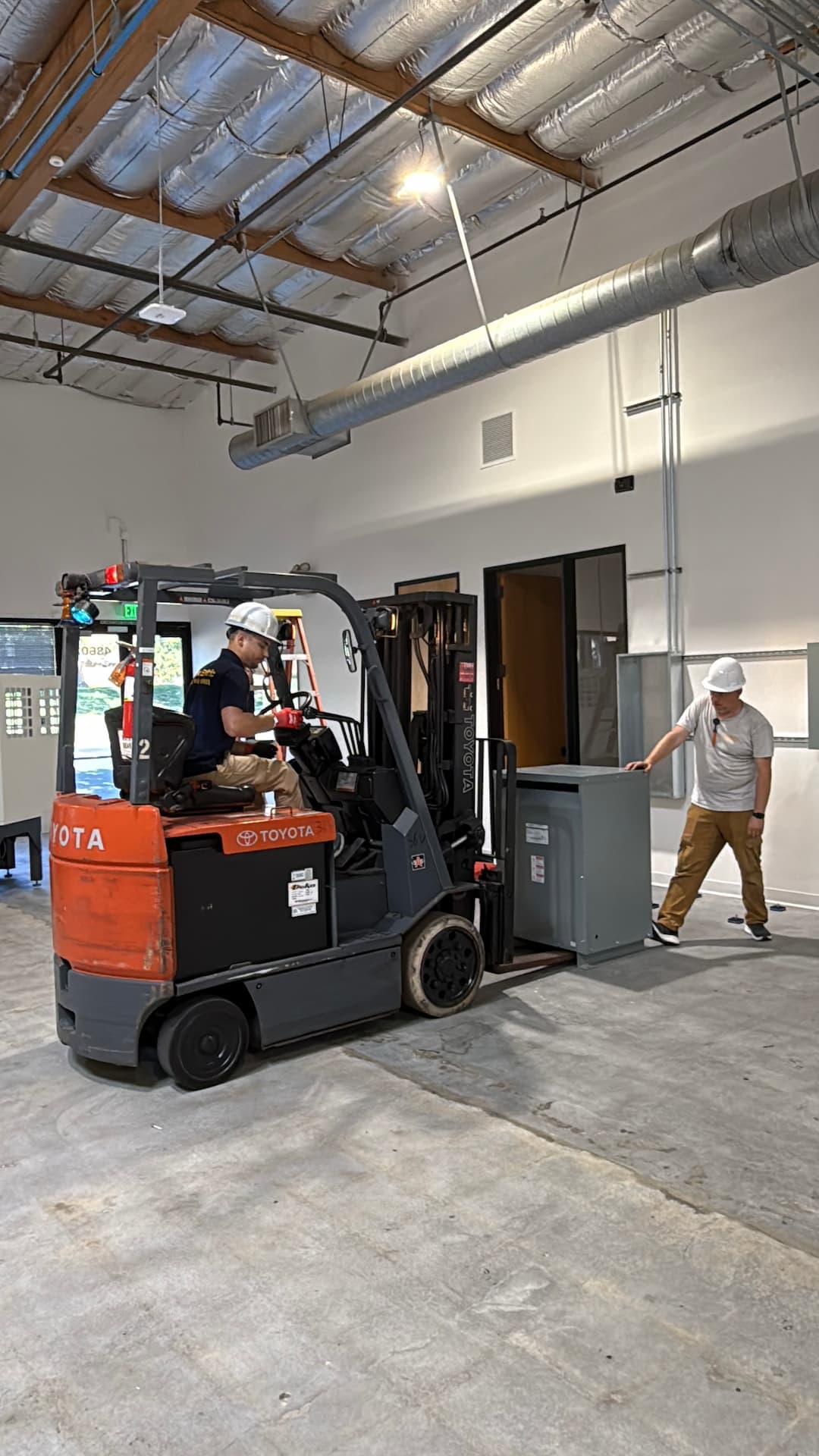 Manufacturing equipment power connection